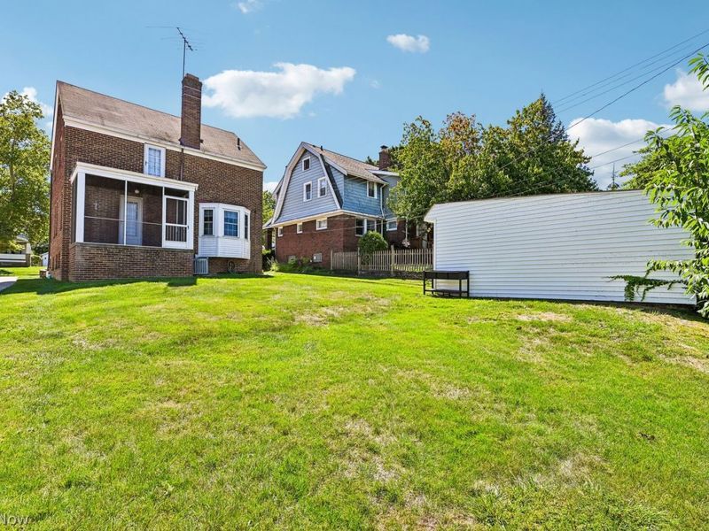2052 Hillcrest Avenue, Cleveland, OH 44109 Photo 24