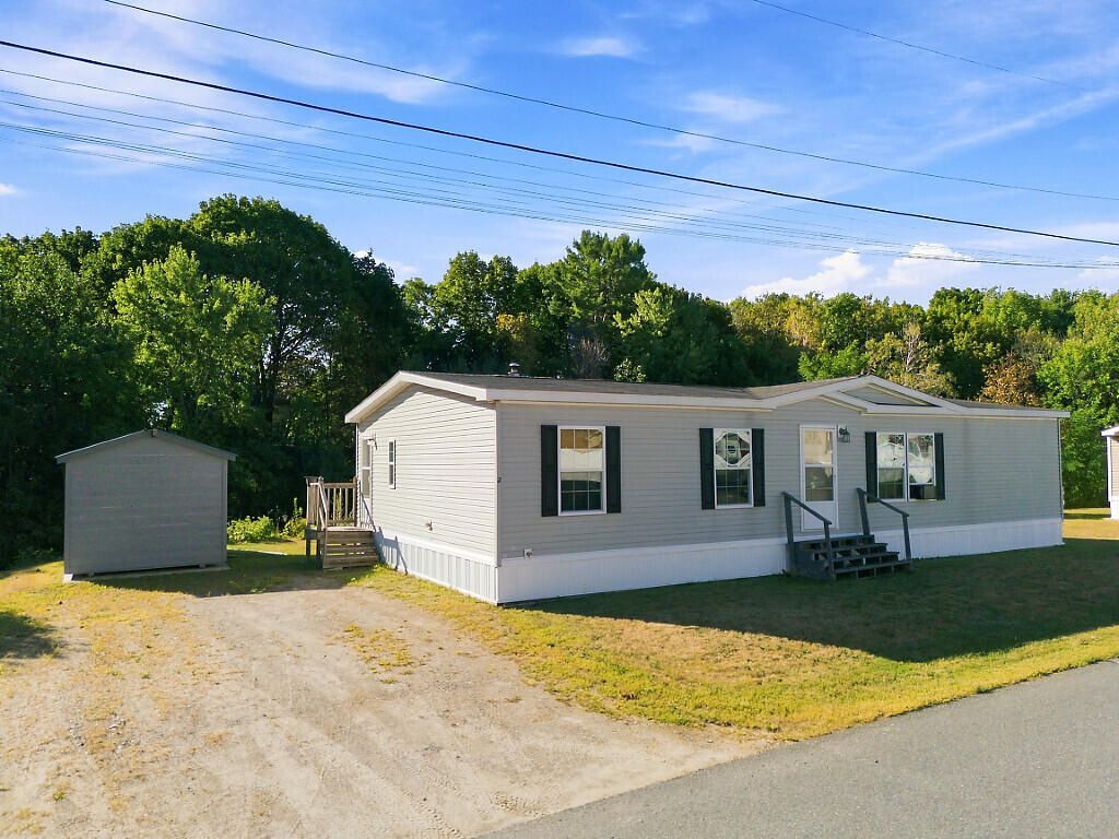 2 Segar Brook Avenue, Winslow, ME 04901 Main Photo