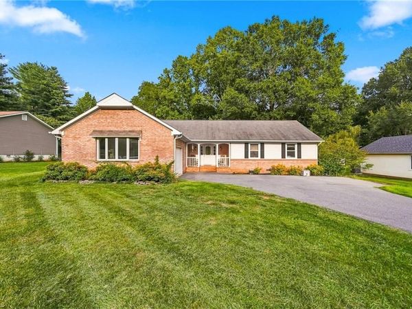 2113 Storm Canyon Road , Winston-Salem, NC 27106