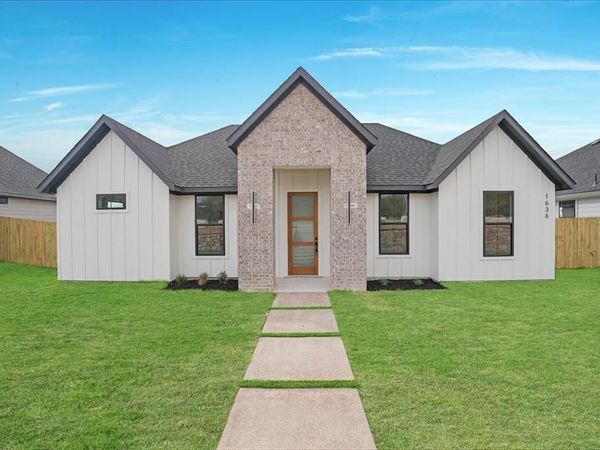 1636 W Wintergreen Road, Lancaster, TX 75134