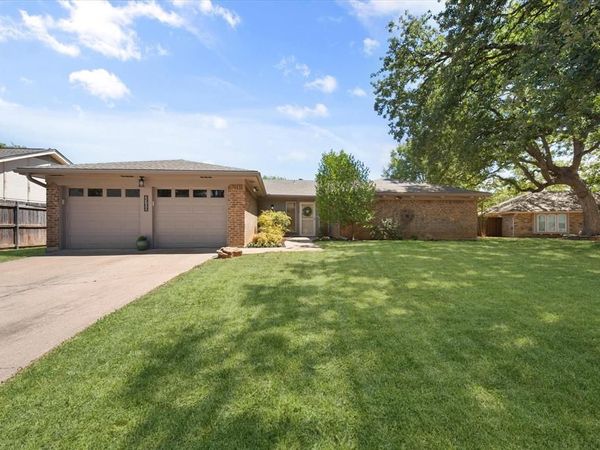 2709 Burnwood Court, Arlington, TX 76016