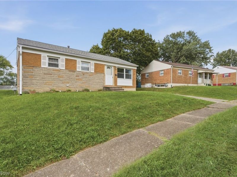 2425 Regentview Street NE, Canton, OH 44705 Photo 2