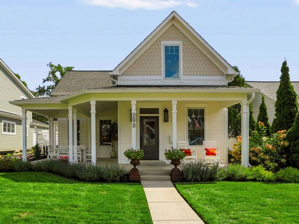 295 N Main Street , Zionsville, IN 46077