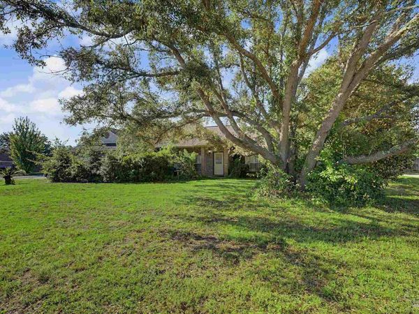 2619 Barefoot Creek Cir, Navarre, FL 32566