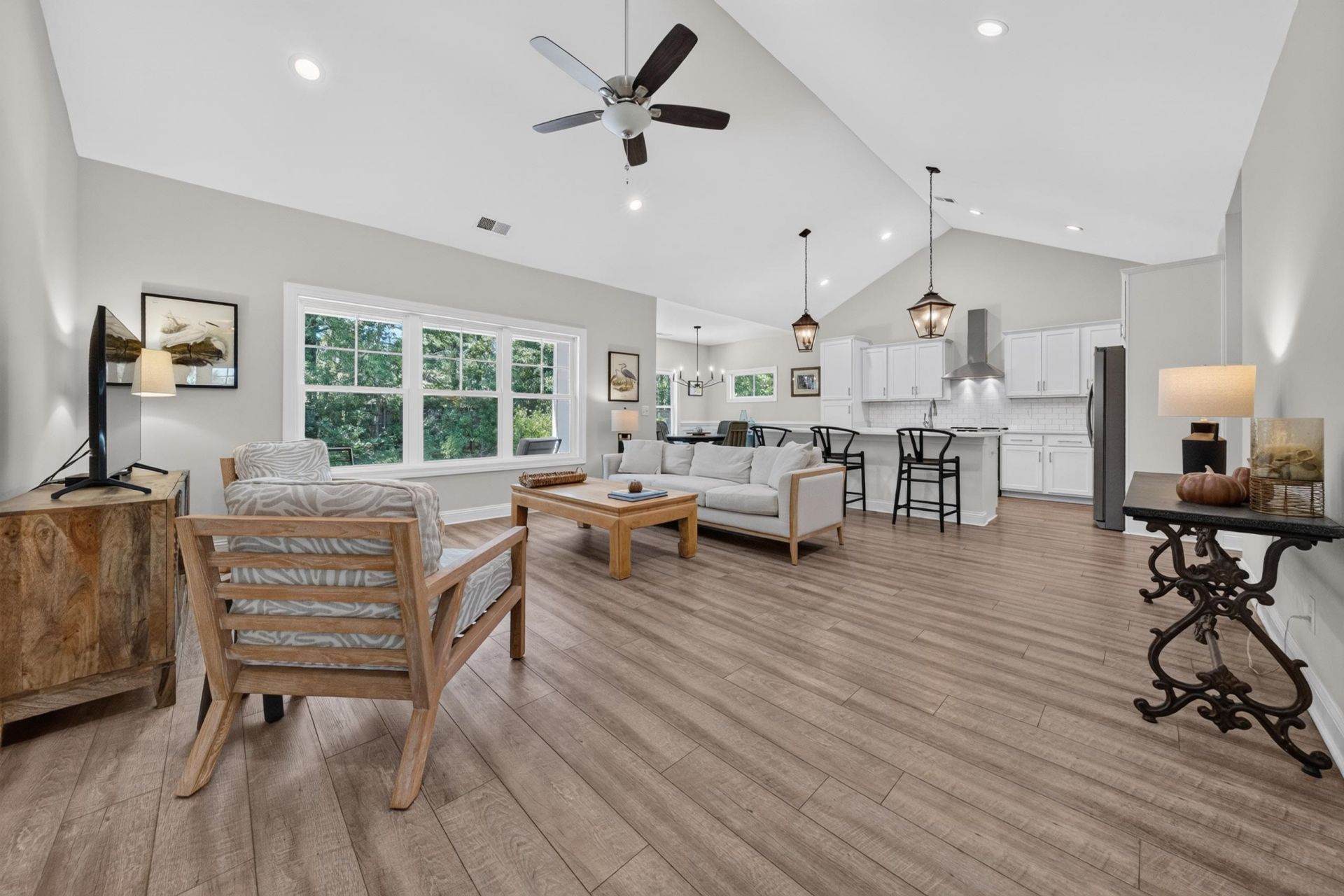 633 Aspen Loop  Photo 4
