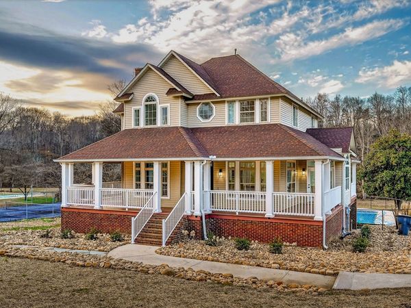962 Indian Mound Dr , McMinnville, TN 37110