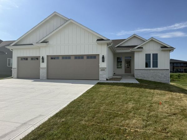 2257 Green Leaf Circle, Norwalk, IA 50211