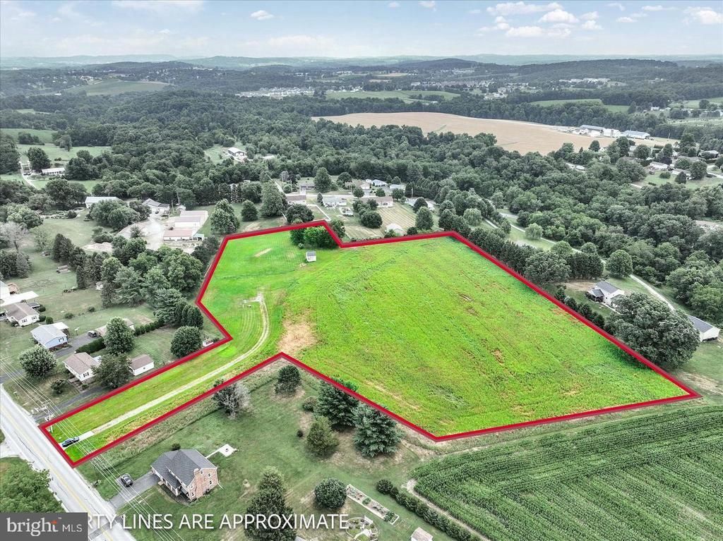 2025 STOVERSTOWN ROAD , SPRING GROVE, PA 17362