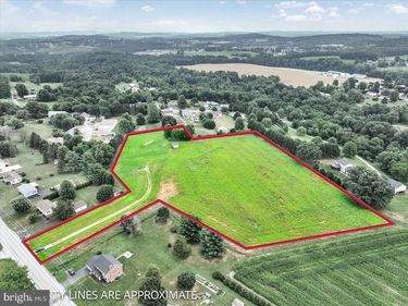 2025 STOVERSTOWN ROAD , SPRING GROVE, PA 17362
