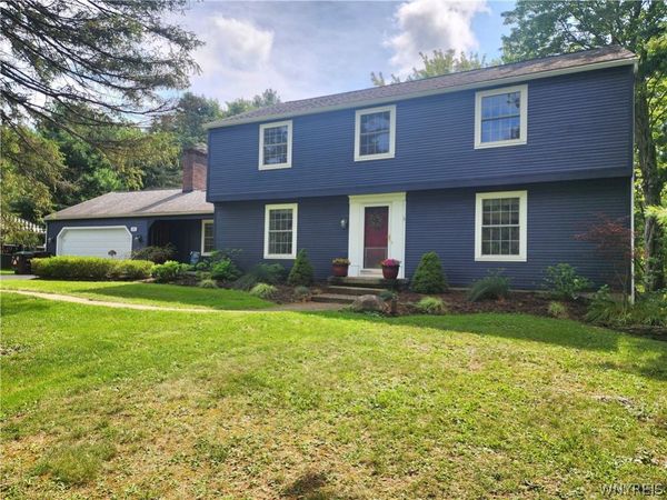 31 Tanglewood Drive W, Orchard Park, NY 14127