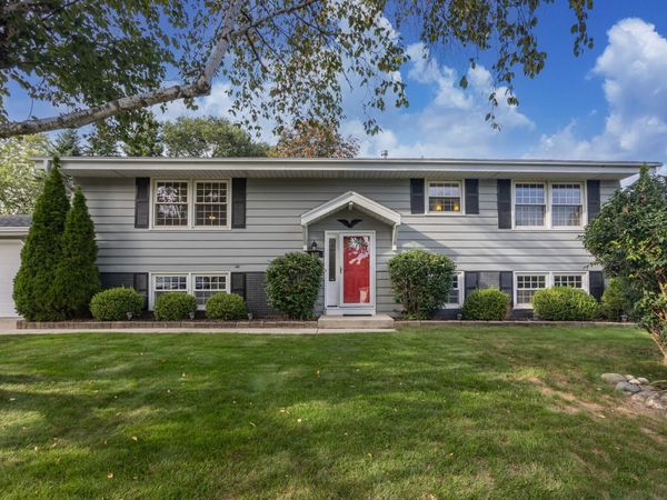 648 Hollybrook Ln, Saukville, WI 53080