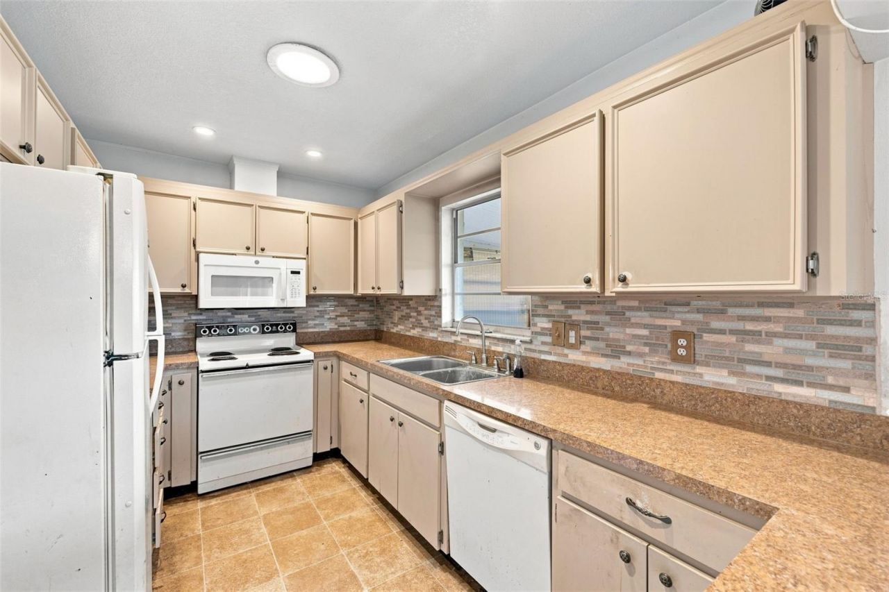 2202 Highclere Circle , Unit 2202, Sun City Center, FL 33573 Photo