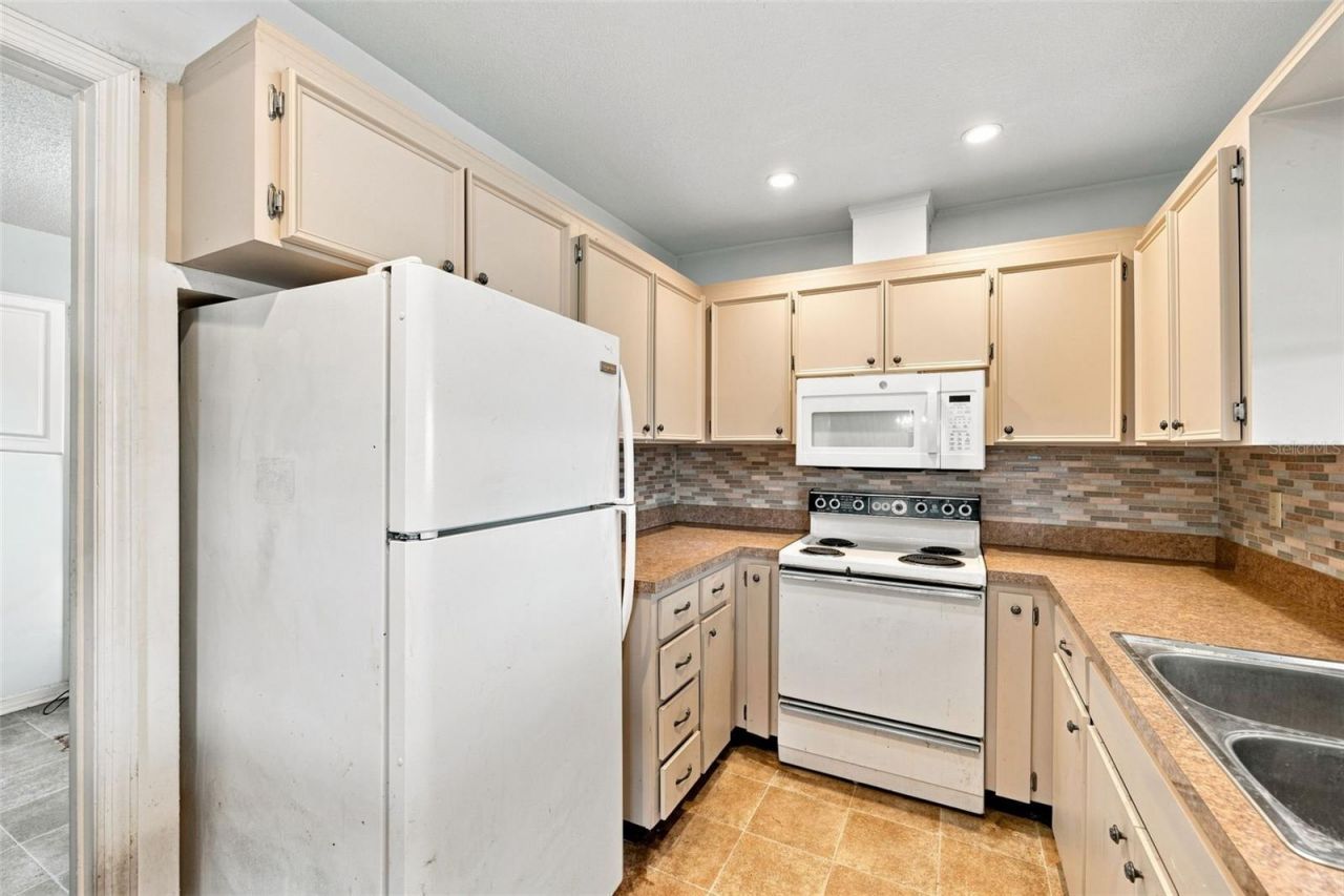 2202 Highclere Circle , Unit 2202, Sun City Center, FL 33573 Photo