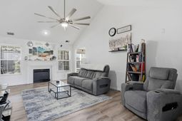 307 Springdale Court photo 4