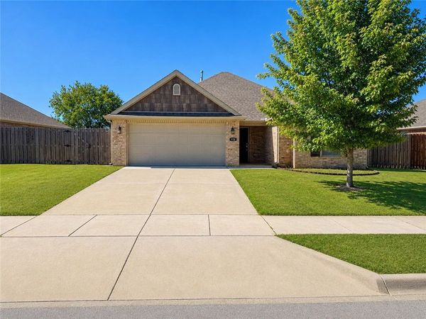 910 Silverthorn Drive , Centerton, AR 72719