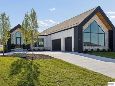 3218 S 209th Court, Elkhorn, NE 68022