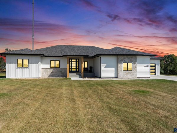 108 Landon Trl, Parker, SD 57053