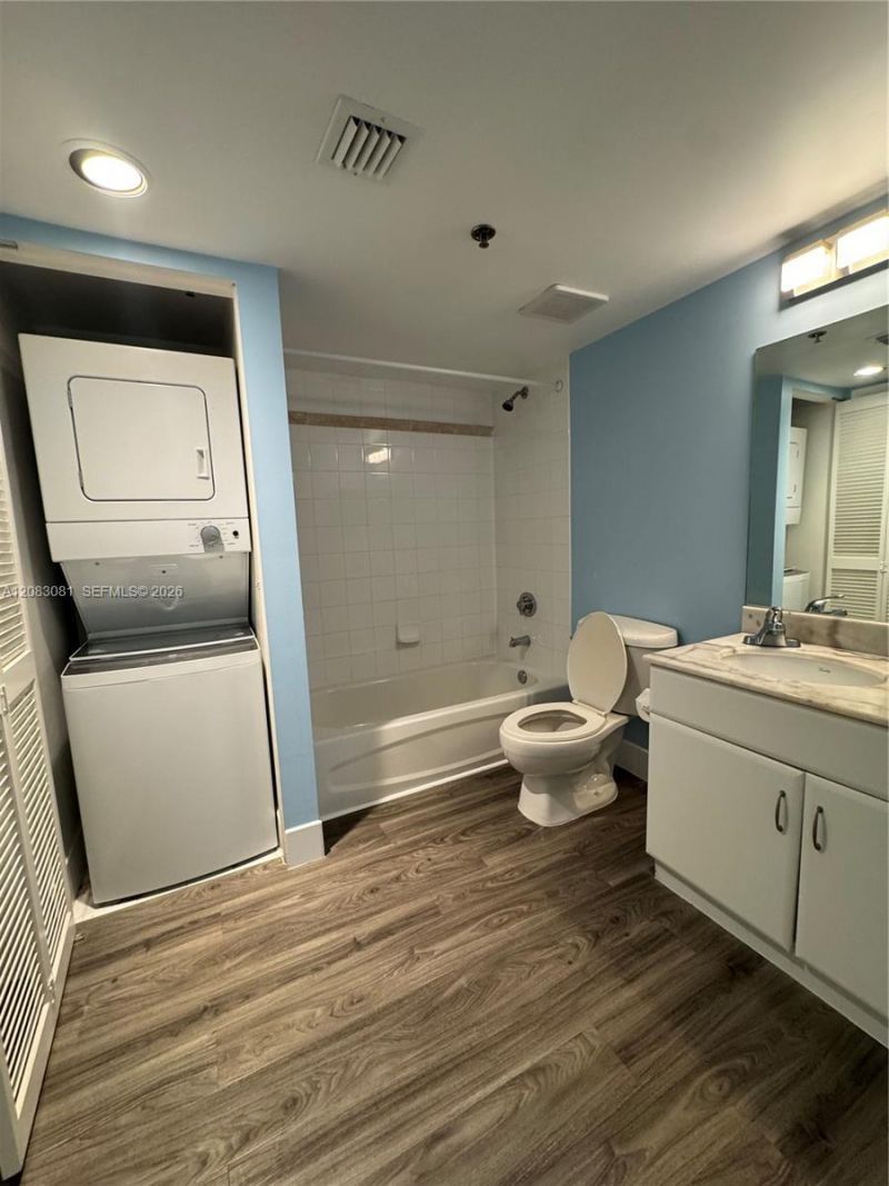 1200 Brickell Bay Dr, Unit 3206, Miami, FL 33131 Photo