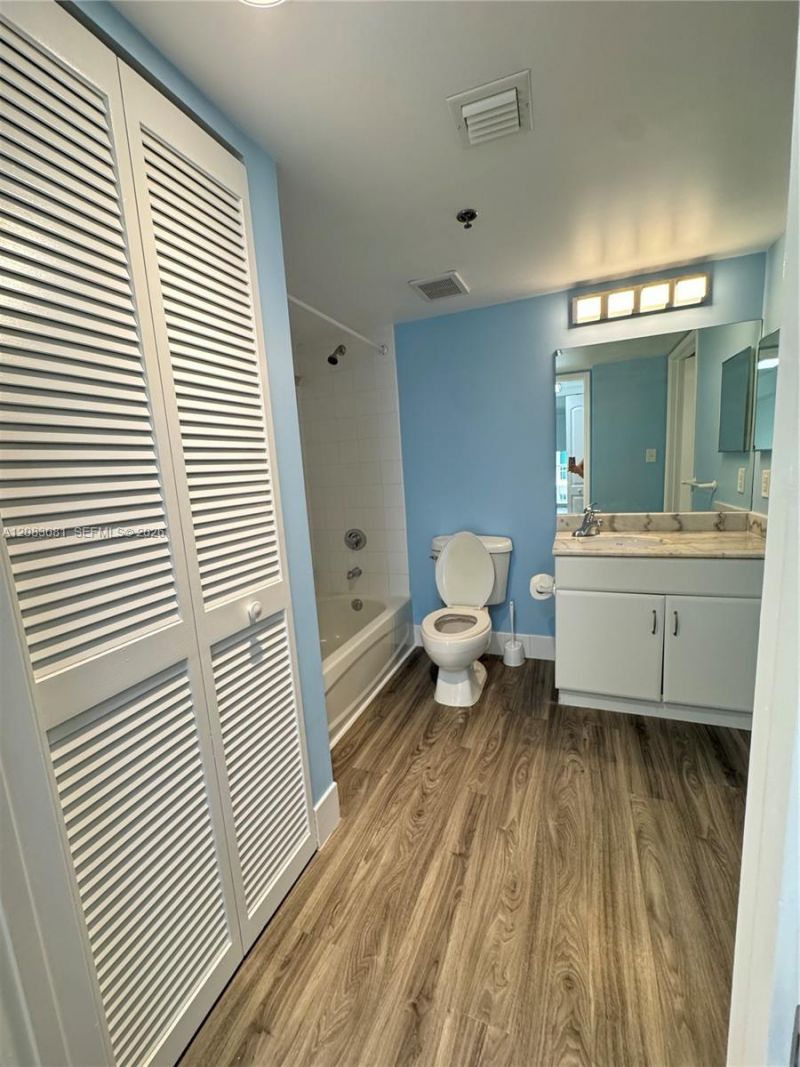 1200 Brickell Bay Dr, Unit 3206, Miami, FL 33131 Photo