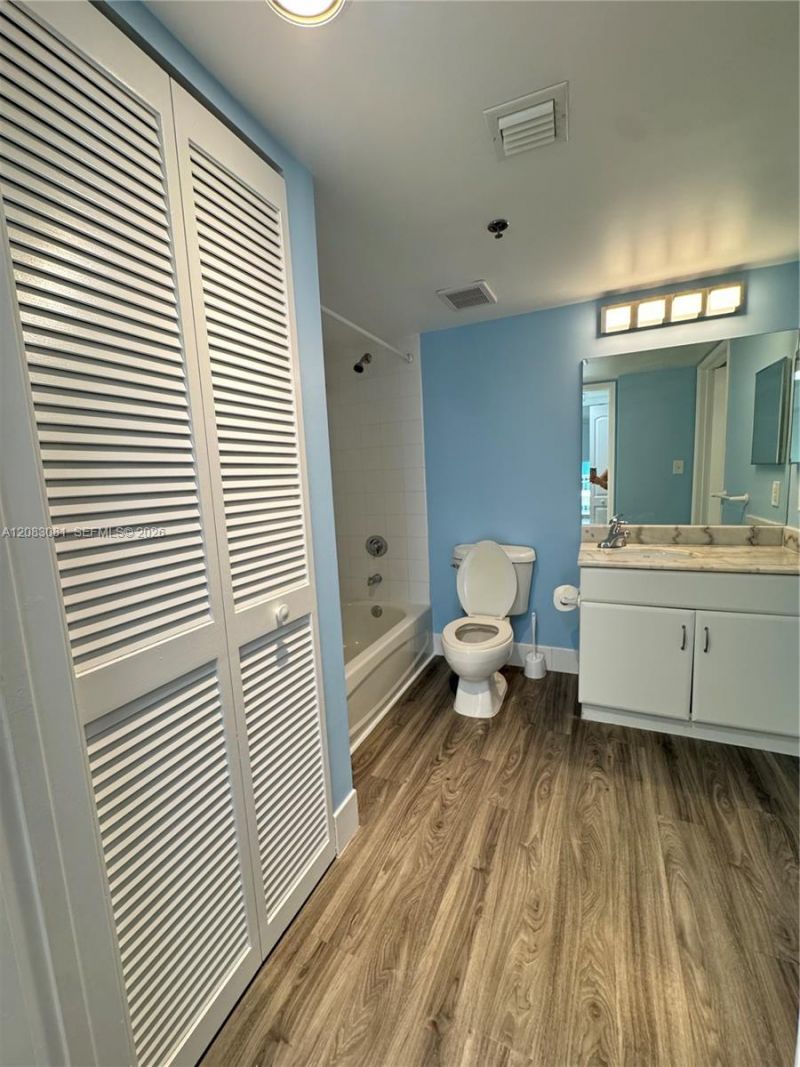 1200 Brickell Bay Dr, Unit 3206, Miami, FL 33131 Photo