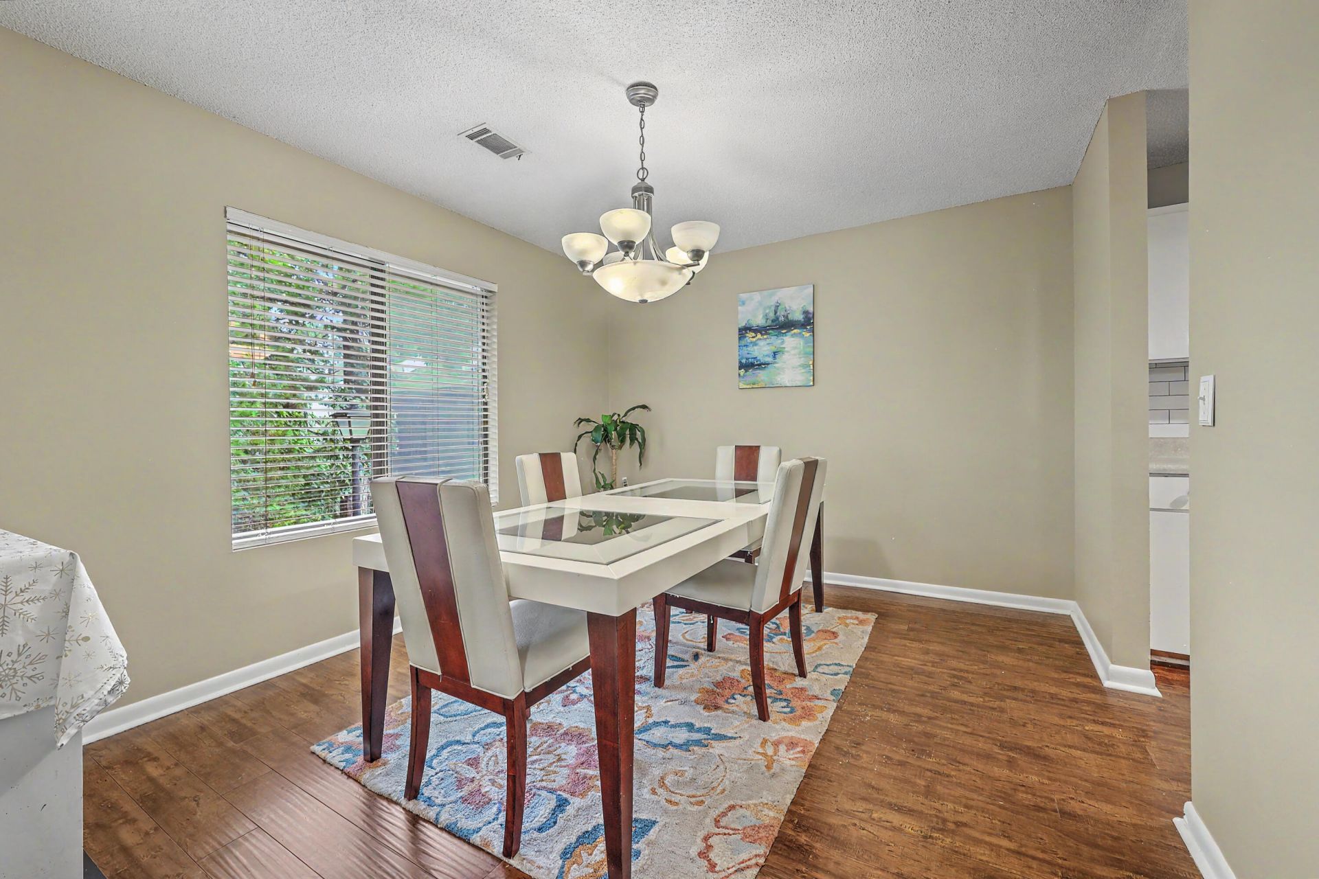 806 Greenmeadow Drive Photo 10