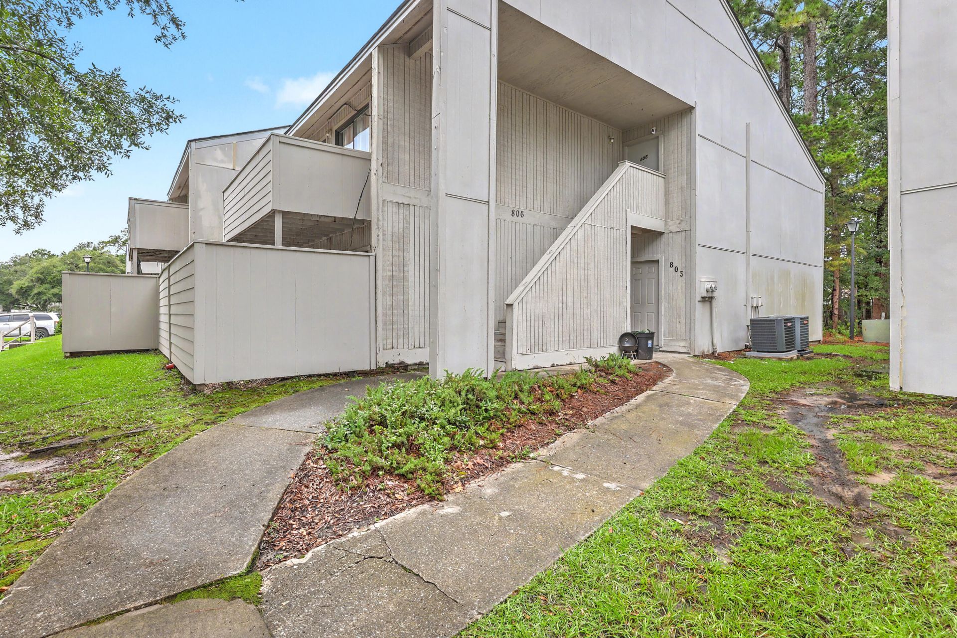 806 Greenmeadow Drive Photo 4