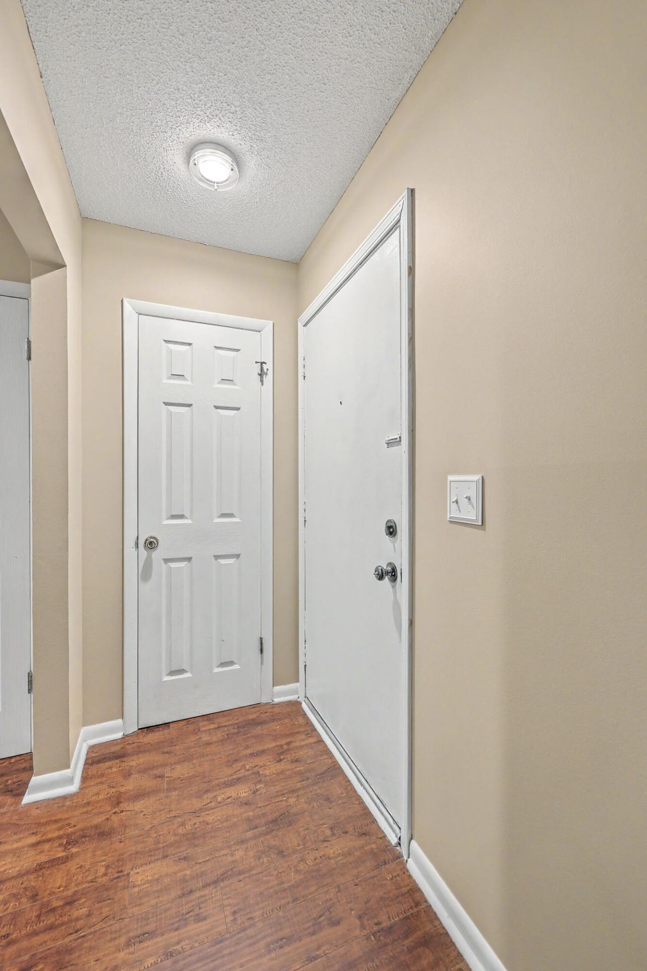 806 Greenmeadow Drive Photo 5