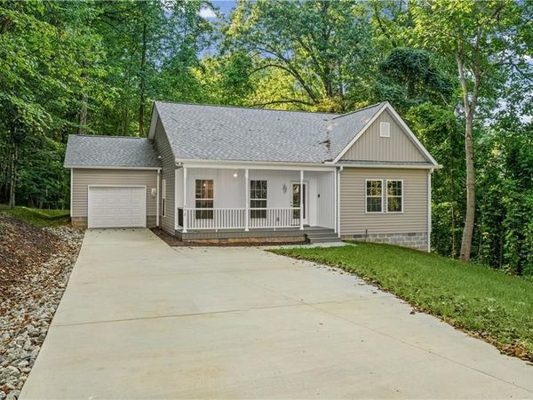 312 Della Drive , Winston-Salem, NC 27105