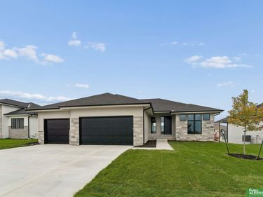 11718 S 124th Avenue, Papillion, NE 68046
