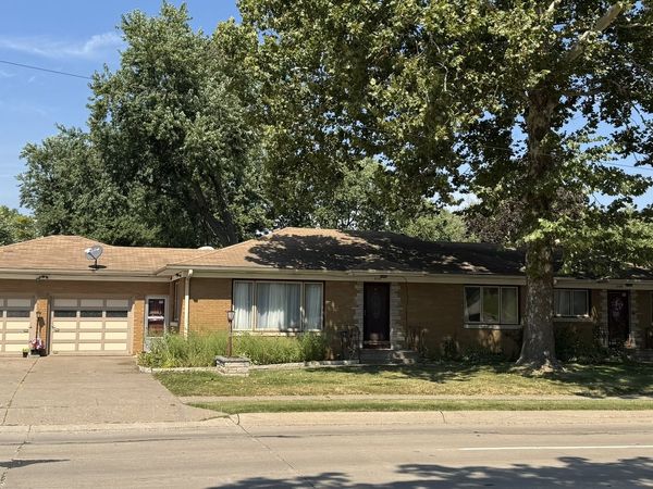 2110 W Central Park Avenue , Davenport, IA 52804