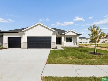 12358 Lake Vista Drive, Papillion, NE 68046