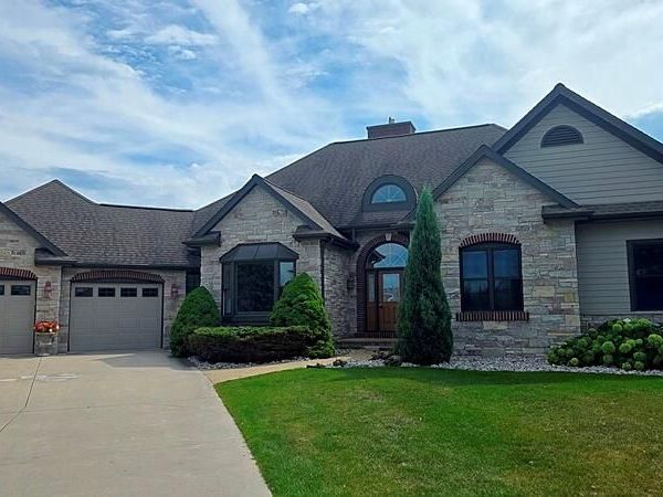 833 Clover Ct, Sheboygan Falls, WI 53085