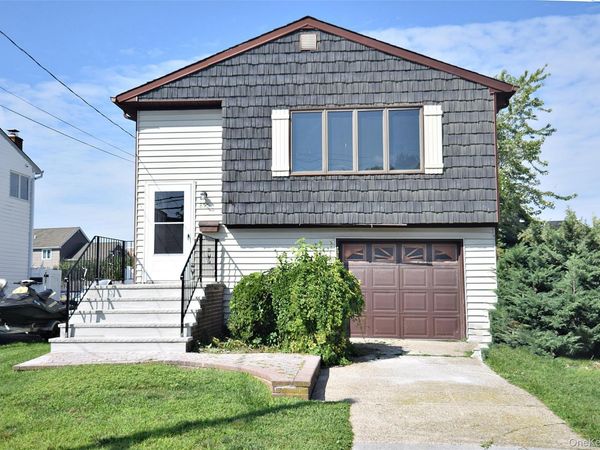855 Surf Street , Lindenhurst, NY 11757