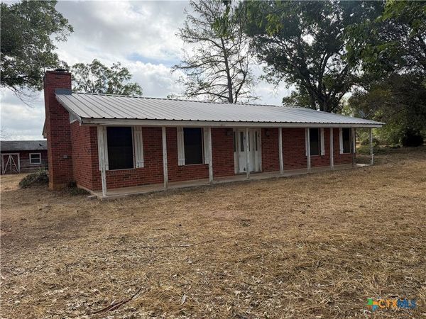 415 SE Main Street , Stockdale, TX 78160
