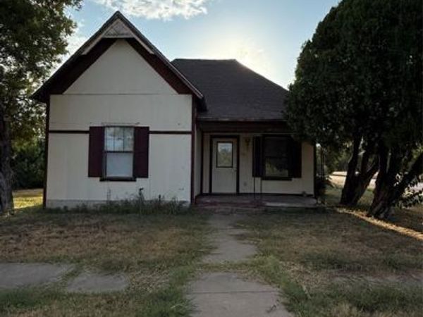 1115 S Concho Street, Coleman, TX 76834