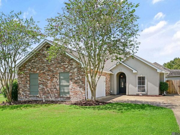 17851 Lake Azalea Dr, Baton Rouge, LA 70817