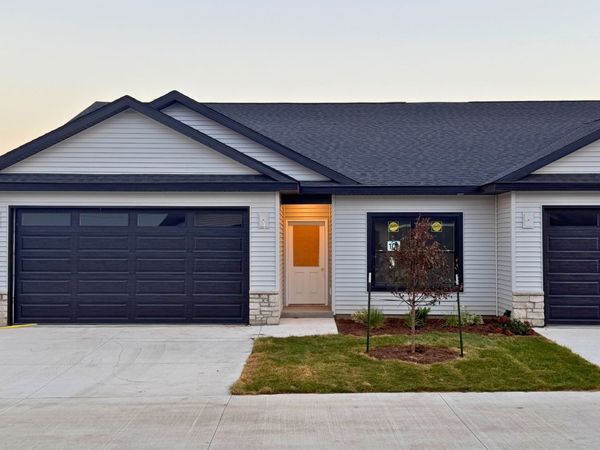 1716 REDBUD Circle , Unit 101, Eldridge, IA 52748