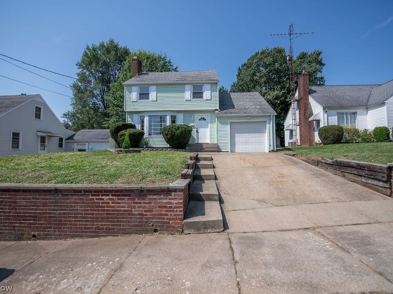 2415 Snyder Avenue NE, Canton, OH 44714 Photo 2