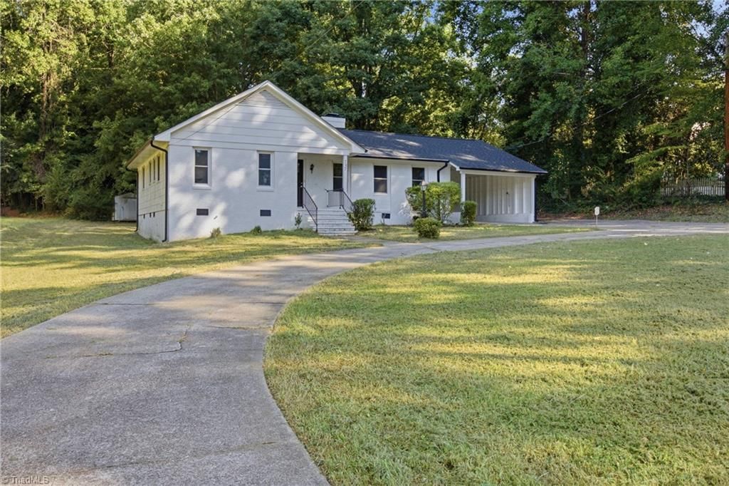 737 Lakeview Drive, Henderson, NC 27536 Main Photo