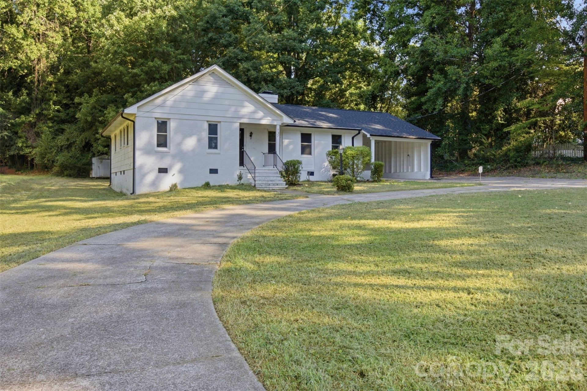 737 Lakeview Drive, Henderson, NC 27536 Main Photo