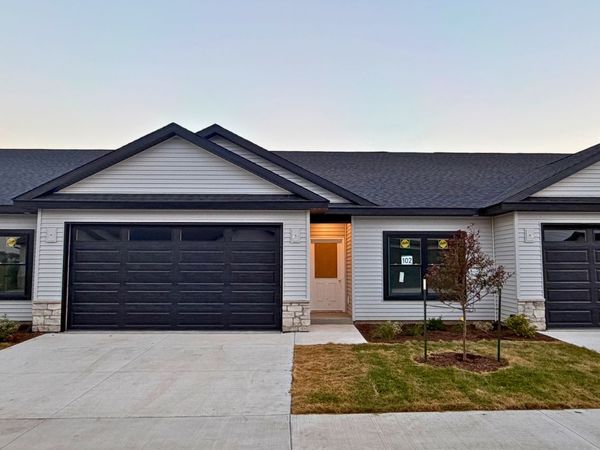 1716 REDBUD Circle , Unit 102, Eldridge, IA 52748