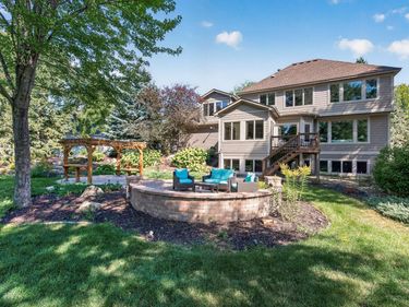 3034 Edgewater Drive , Woodbury, MN 55125