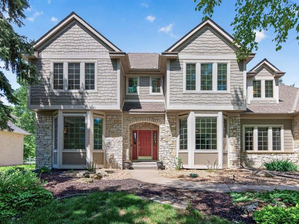 3034 Edgewater Drive , Woodbury, MN 55125