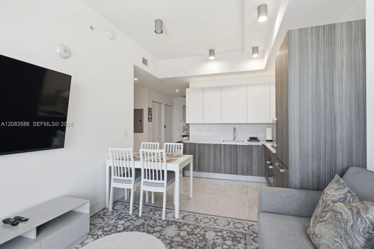 239 SW 9th , Unit 1704, Miami, FL 33130 Photo