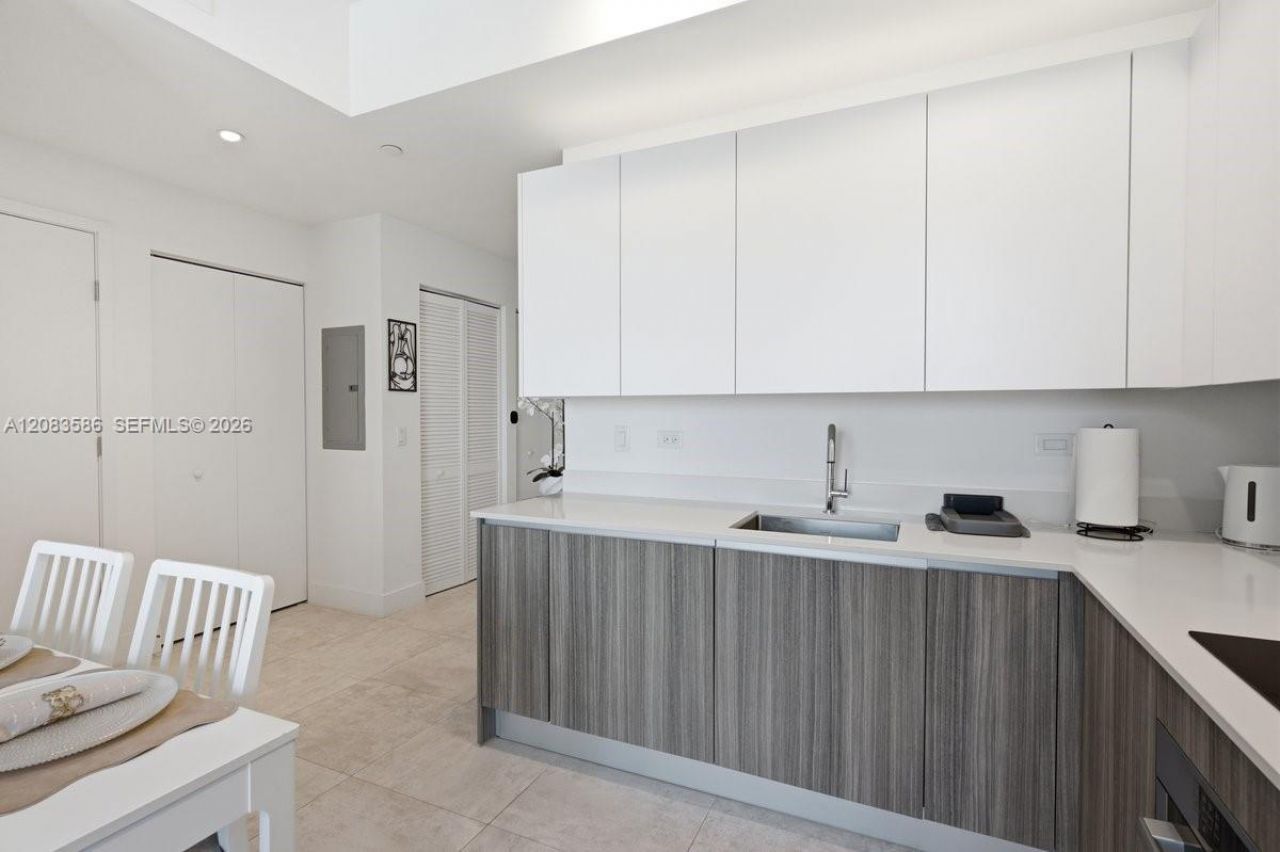 239 SW 9th , Unit 1704, Miami, FL 33130 Photo