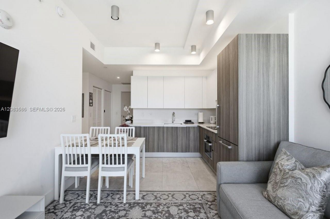 239 SW 9th , Unit 1704, Miami, FL 33130 Photo