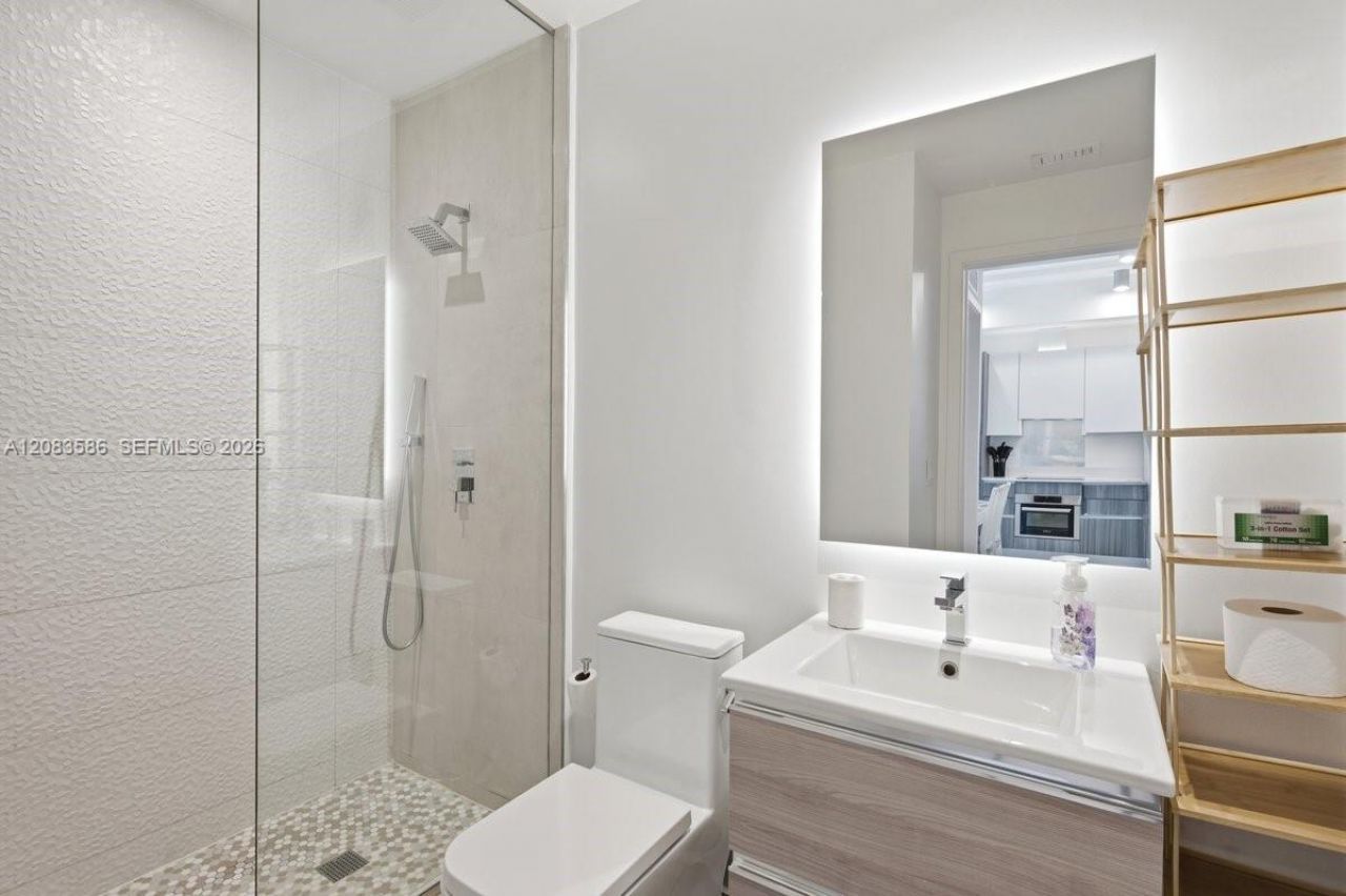 239 SW 9th , Unit 1704, Miami, FL 33130 Photo
