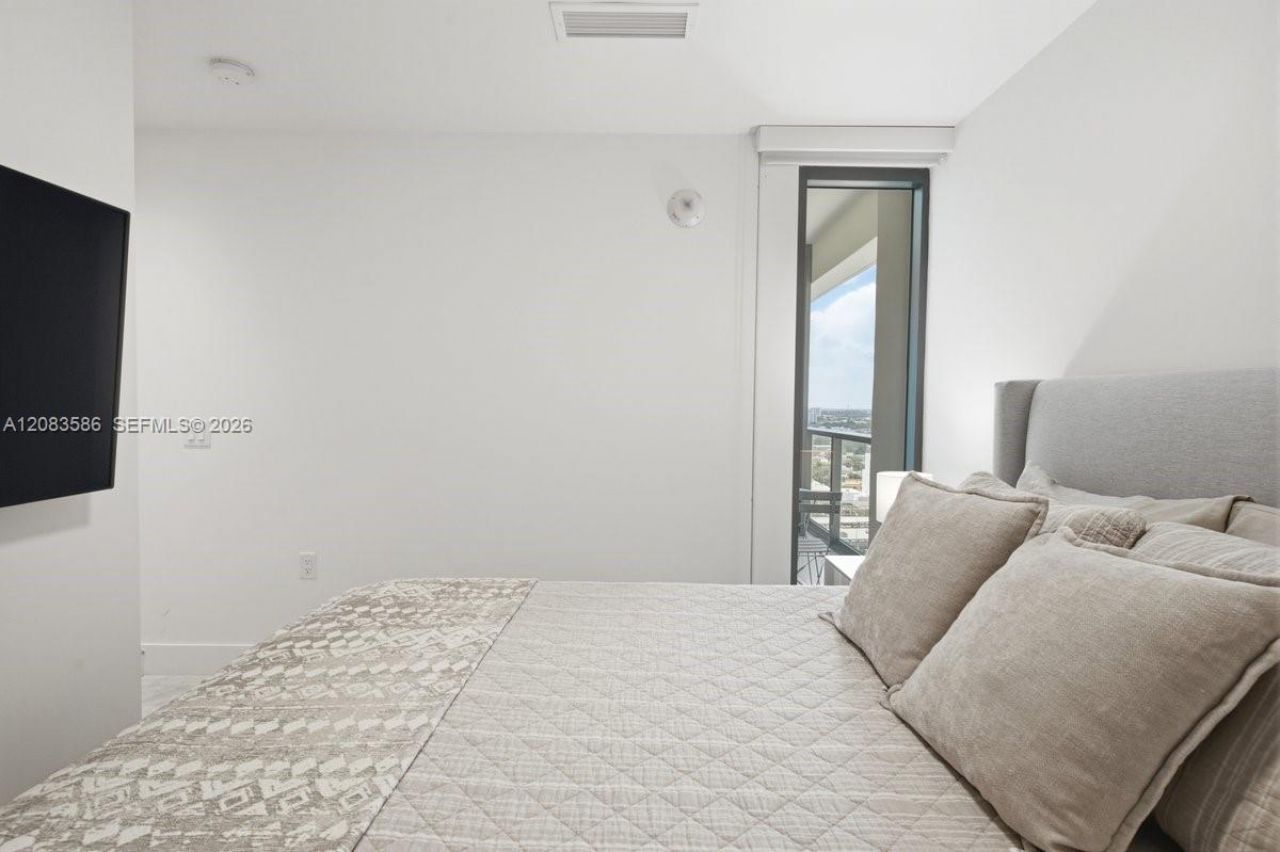 239 SW 9th , Unit 1704, Miami, FL 33130 Photo