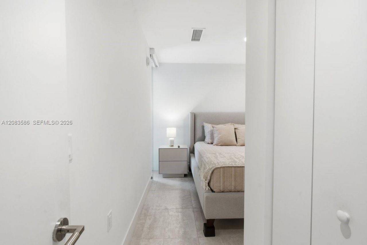239 SW 9th , Unit 1704, Miami, FL 33130 Photo