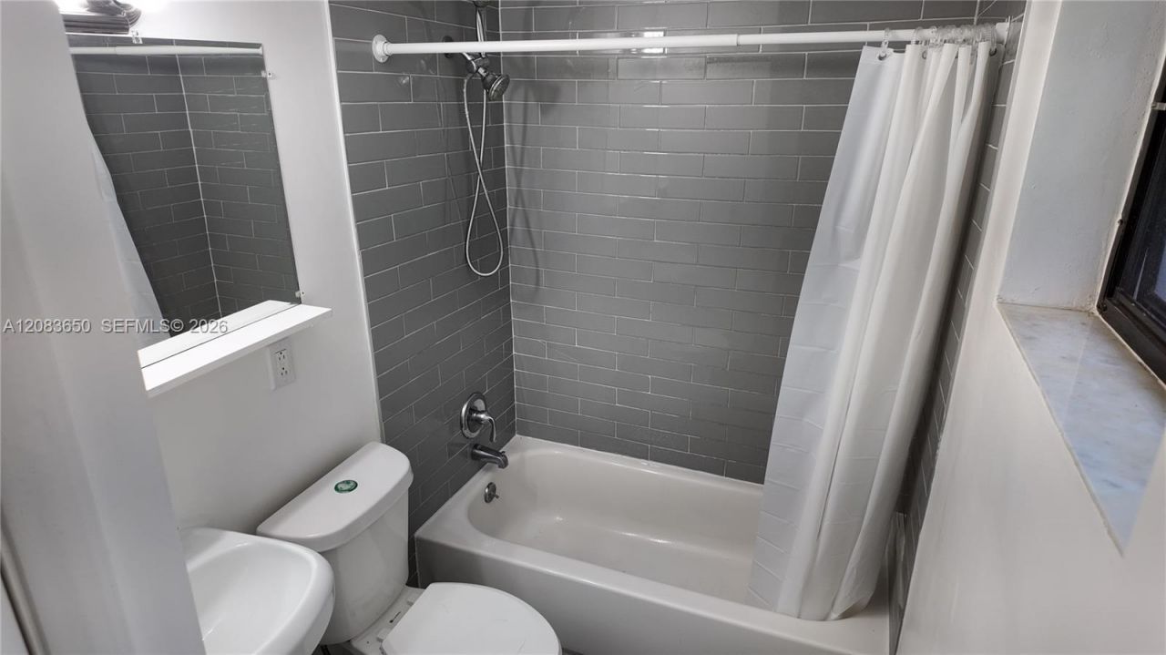 2027 NW 91st St , Unit 2025, Miami, FL 33147 Photo
